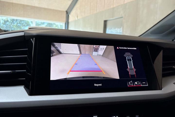 Blå Audi Q4 e-tron fra 2021