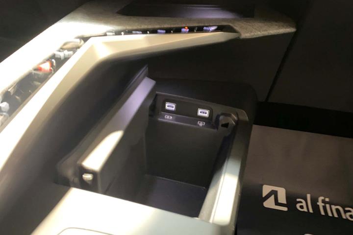 Hvid Peugeot e-3008 fra 2024