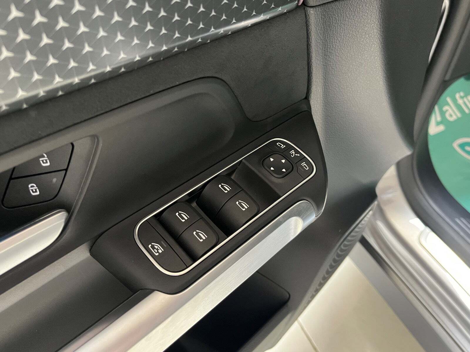 Grå Mercedes EQB250+ fra 2024