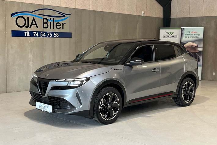 Grå Alfa Romeo Junior fra 2025 set udefra