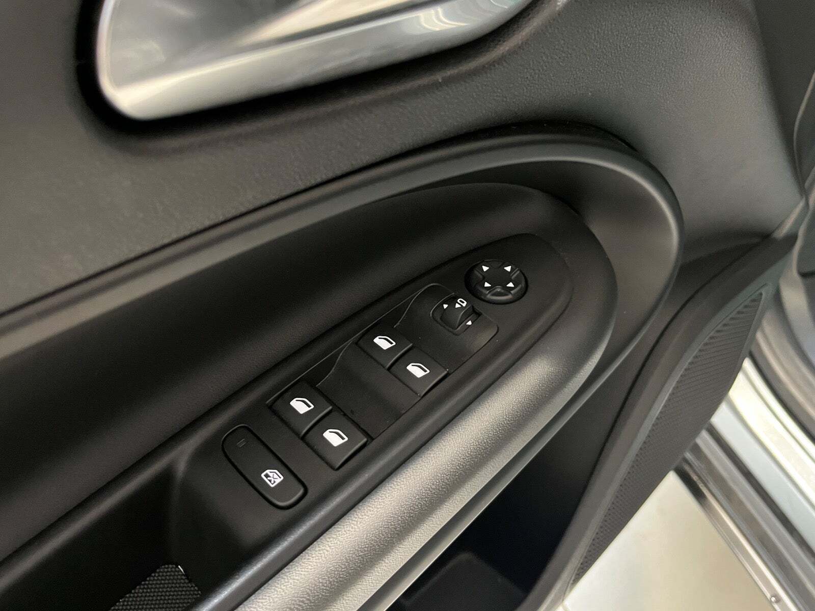 Grå Alfa Romeo Junior fra 2025