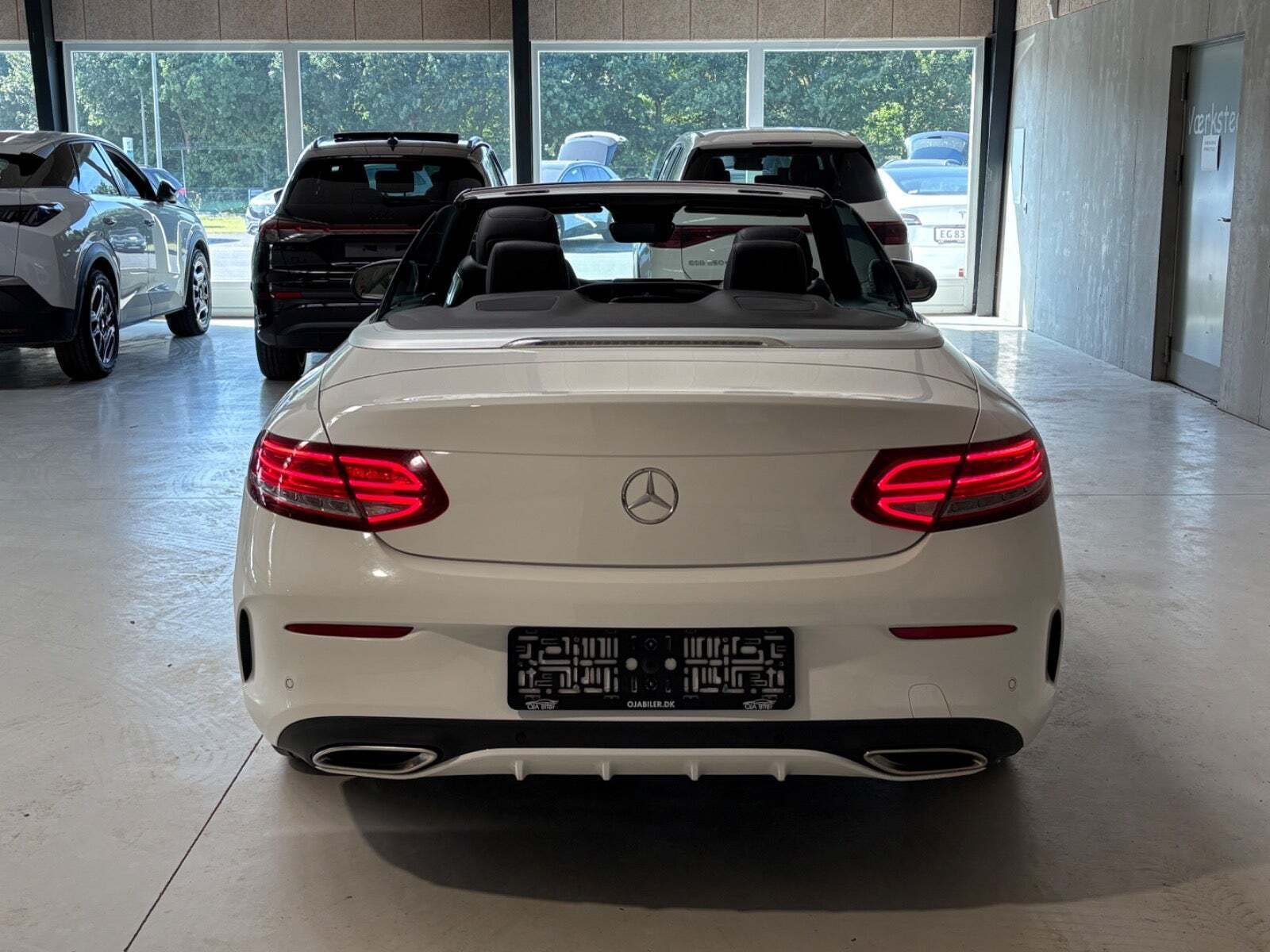 Hvid Mercedes C180 fra 2017 set udefra
