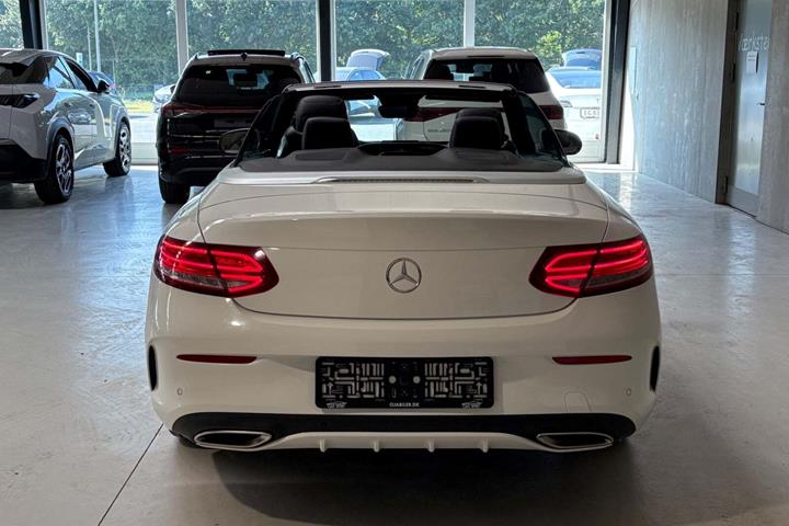 Hvid Mercedes C180 fra 2017 set udefra