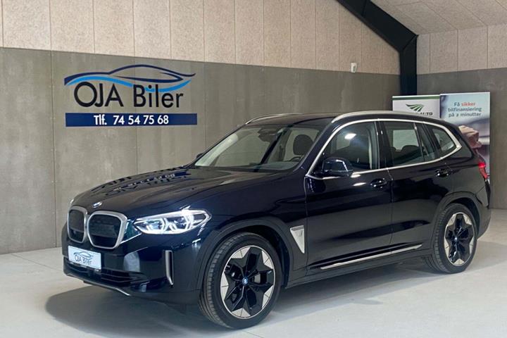Sort BMW iX3 fra 2021 set udefra