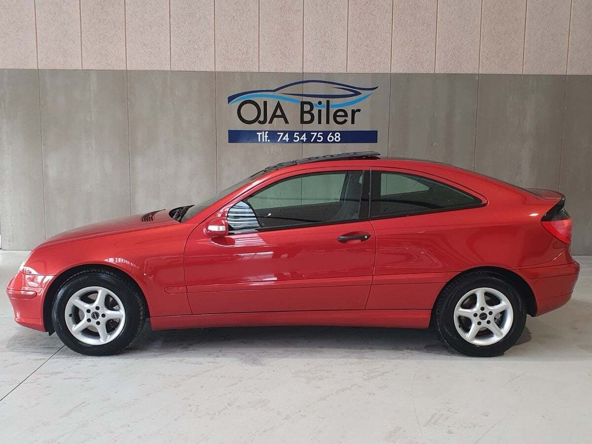 Orange Mercedes C180 fra 2002