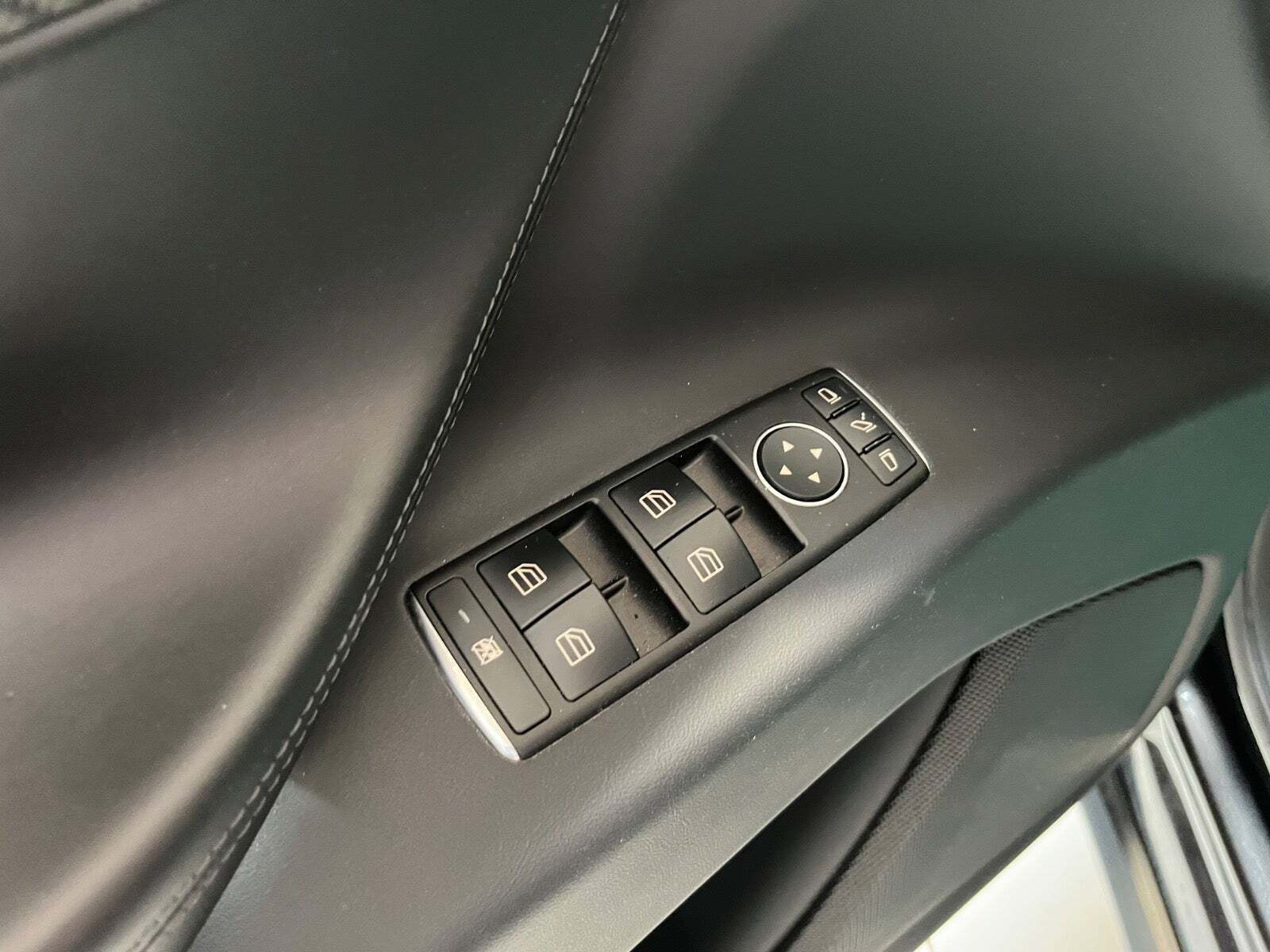 Sort Tesla Model X fra 2016