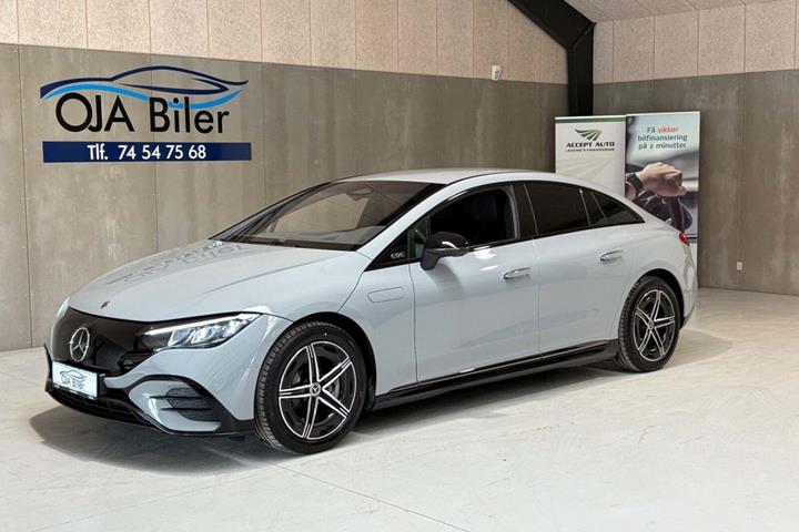 Grå Mercedes EQE300 fra 2024 set udefra