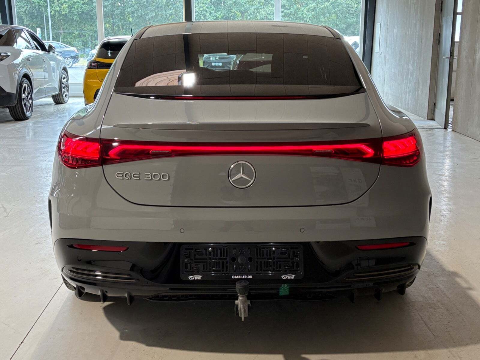 Grå Mercedes EQE300 fra 2024 set udefra