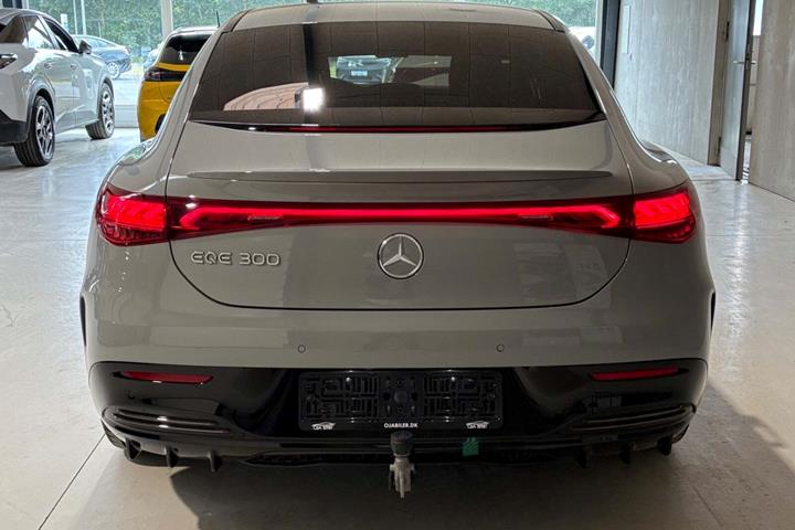 Grå Mercedes EQE300 fra 2024 set udefra