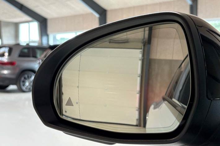 Grå Mercedes EQE300 fra 2024