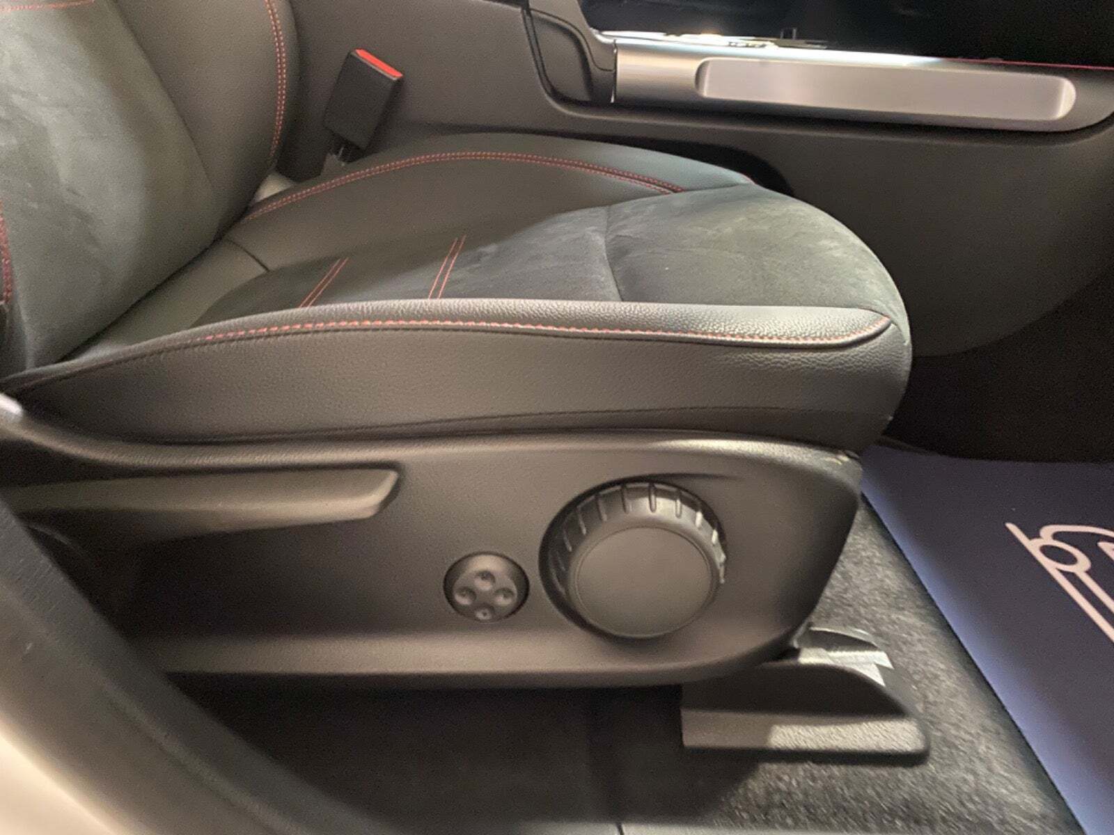 Hvid Mercedes EQB250+ fra 2024