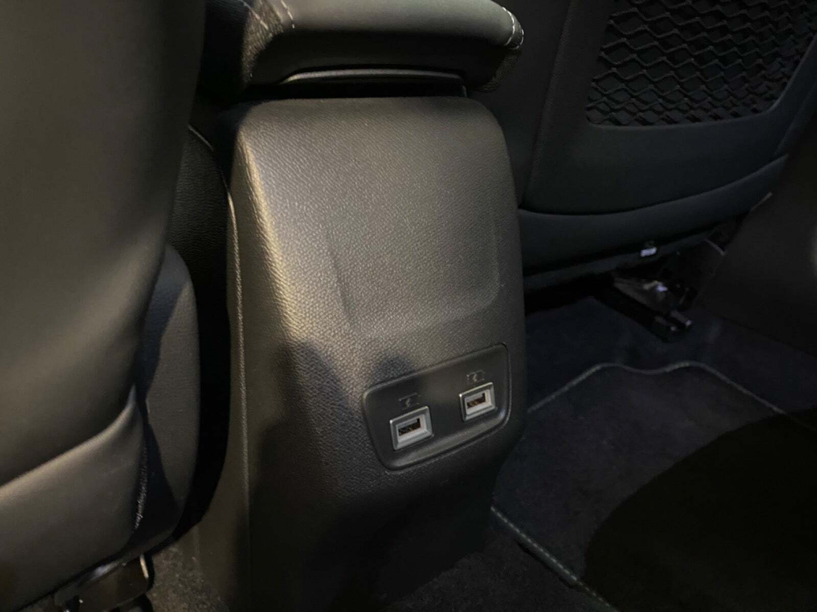 Gul Peugeot e-208 fra 2023