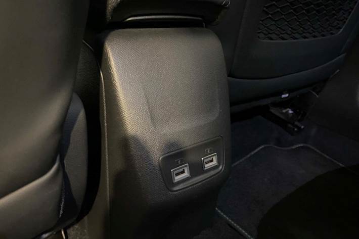 Gul Peugeot e-208 fra 2023