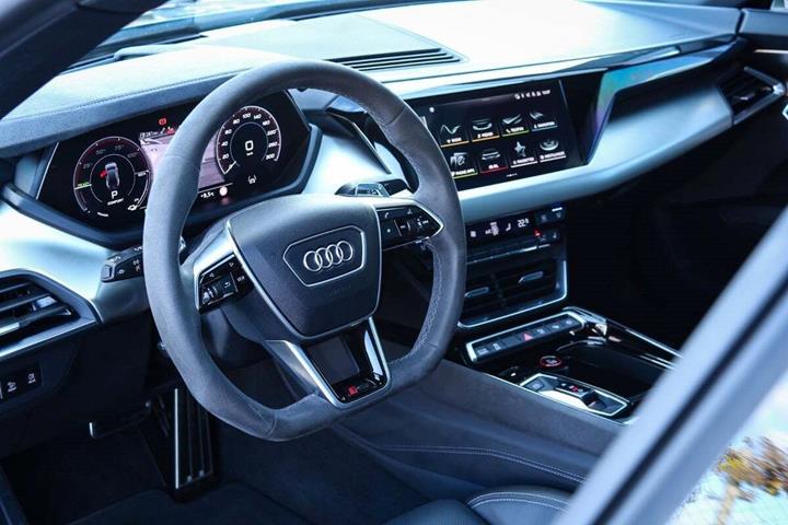 Grå Audi RS e-tron GT fra 2021