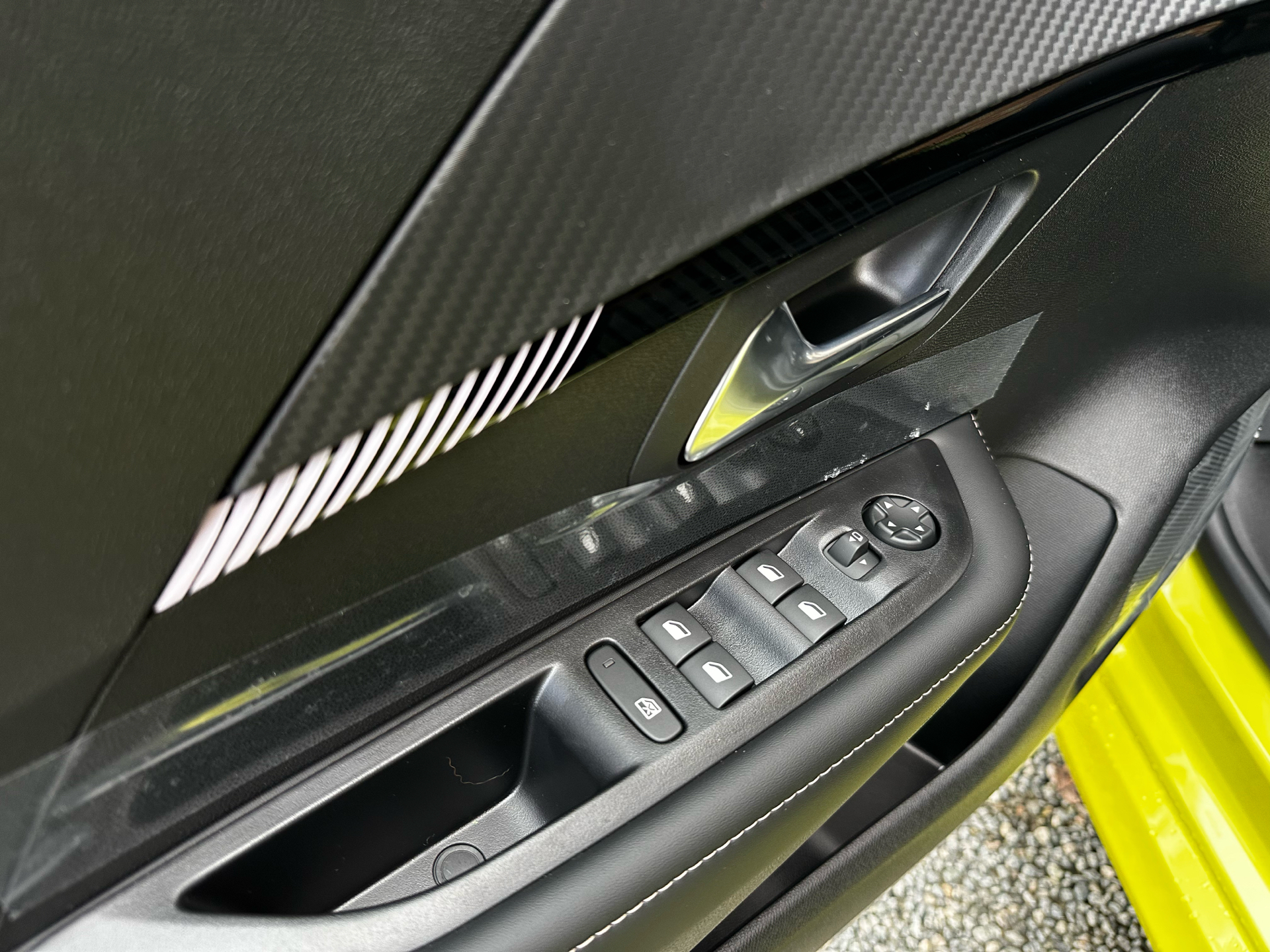 Gul Peugeot 208 fra 2025