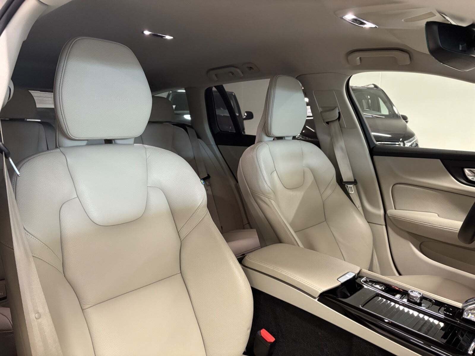 Orange Volvo V60 fra 2020