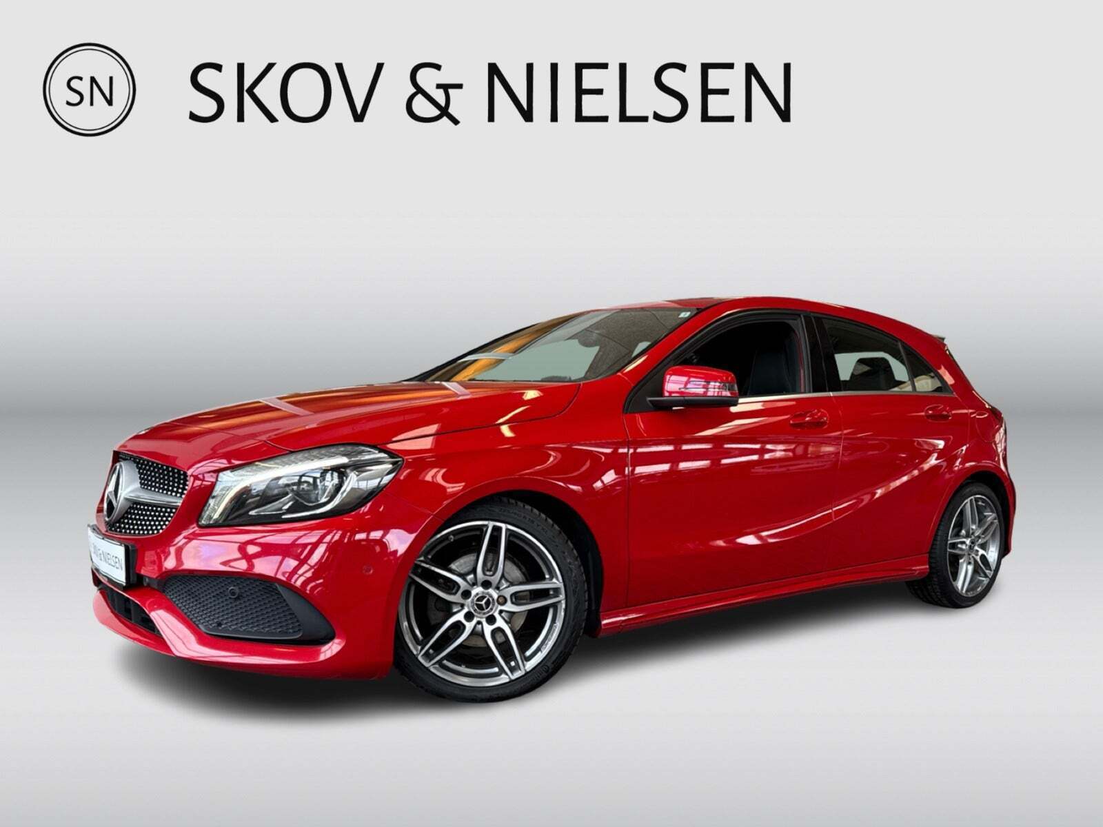 Rød Mercedes A200 d fra 2017 set udefra