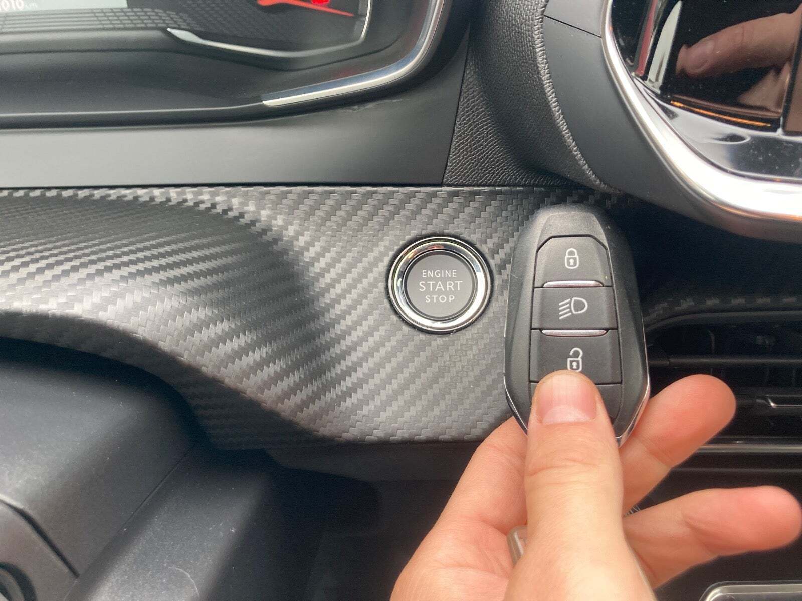 Gul Peugeot 208 fra 2021