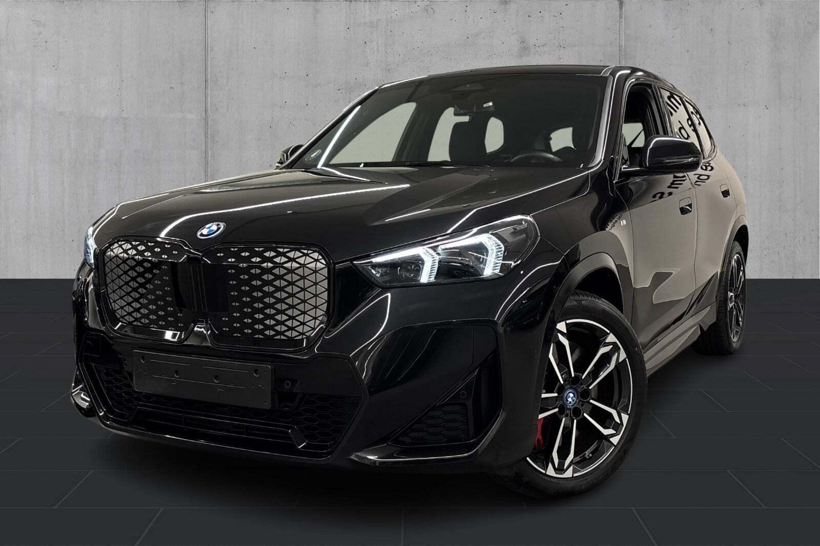 Sort BMW iX1 fra 2025 set udefra