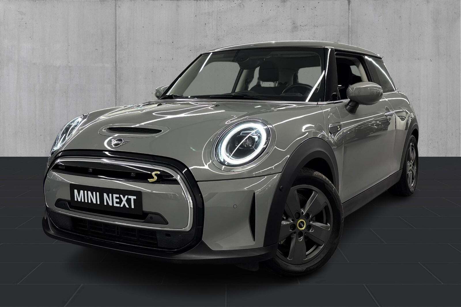 Grå Mini Cooper SE fra 2021 set udefra