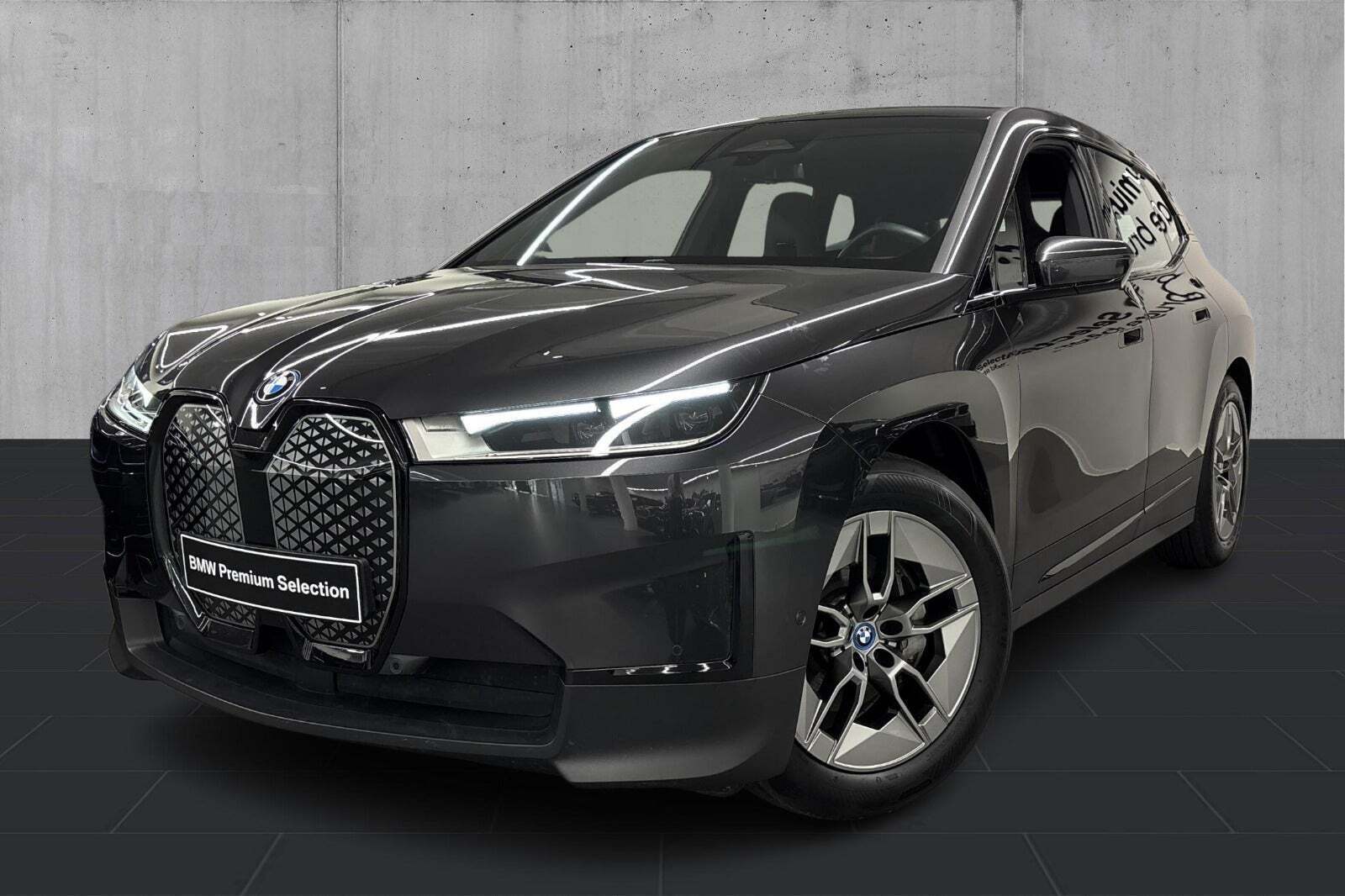 Grå BMW iX fra 2022 set udefra