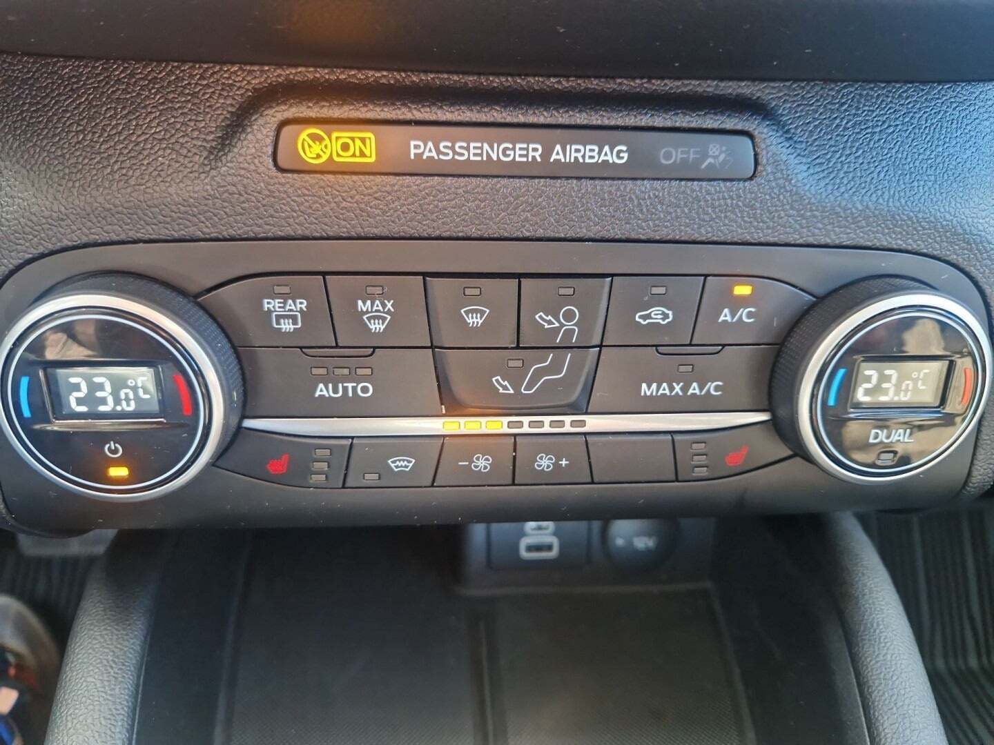 Grå Ford Kuga fra 2022