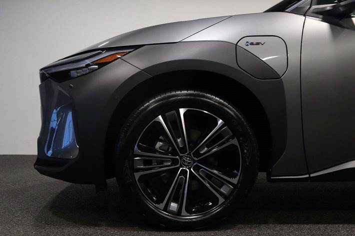 Grå Toyota BZ4X fra 2025