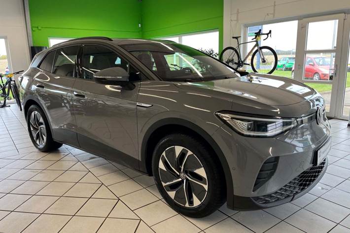Grå VW ID.4 fra 2022 set udefra