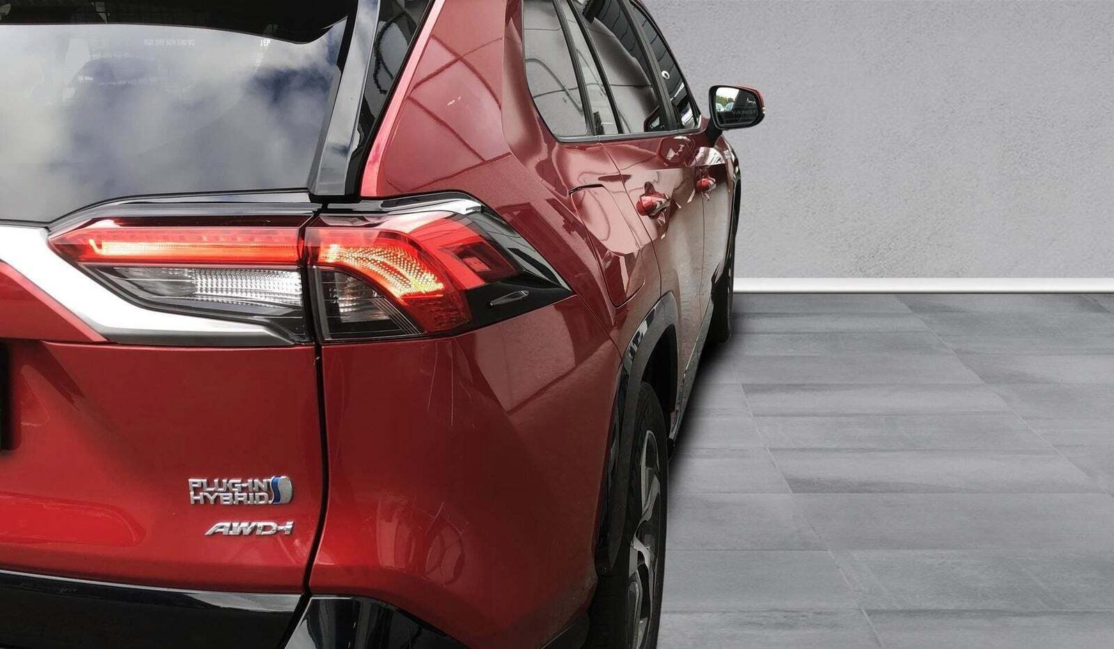 Rød Toyota RAV4 fra 2021