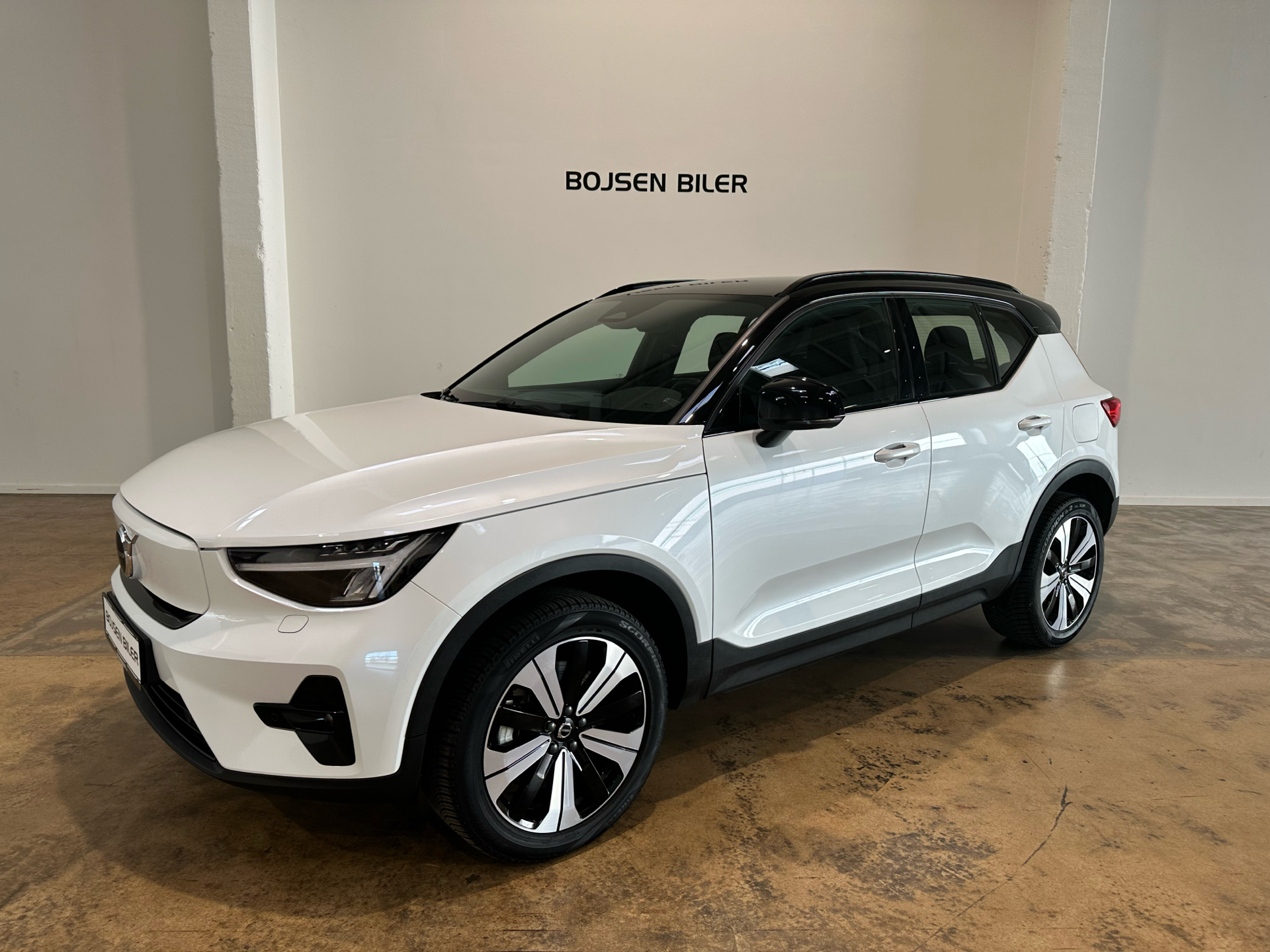 Hvid Volvo XC40 fra 2023 set udefra