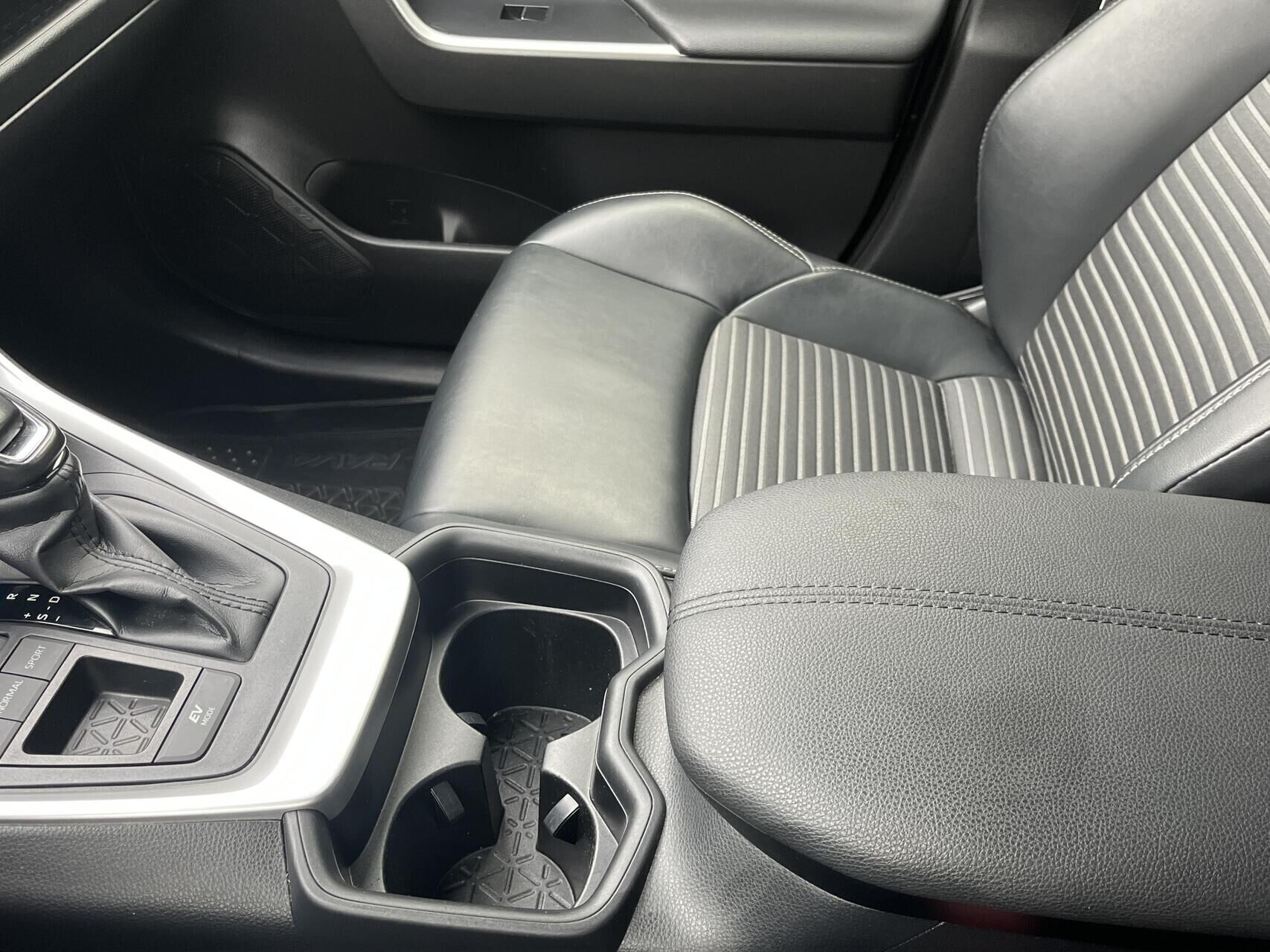 Sort Toyota RAV4 fra 2020