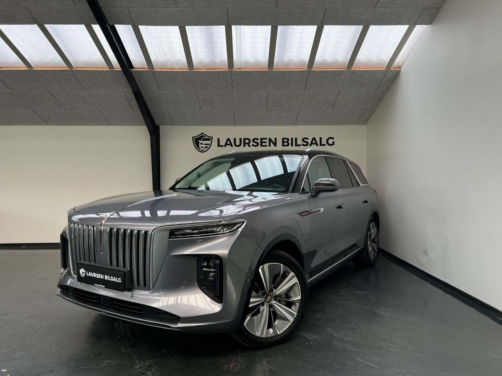 Grå Hongqi E-HS9 fra 2022 set udefra