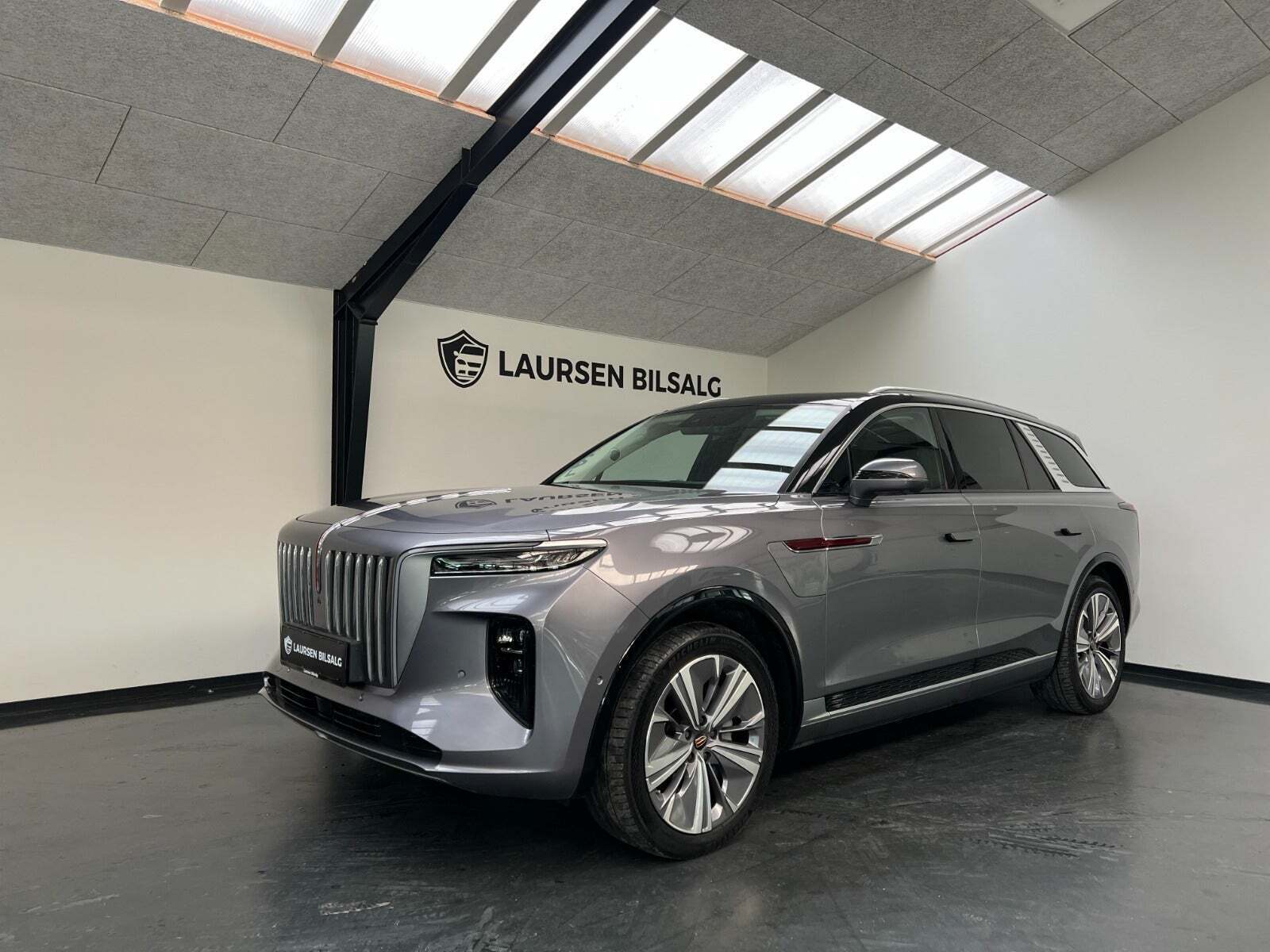 Grå Hongqi E-HS9 fra 2022