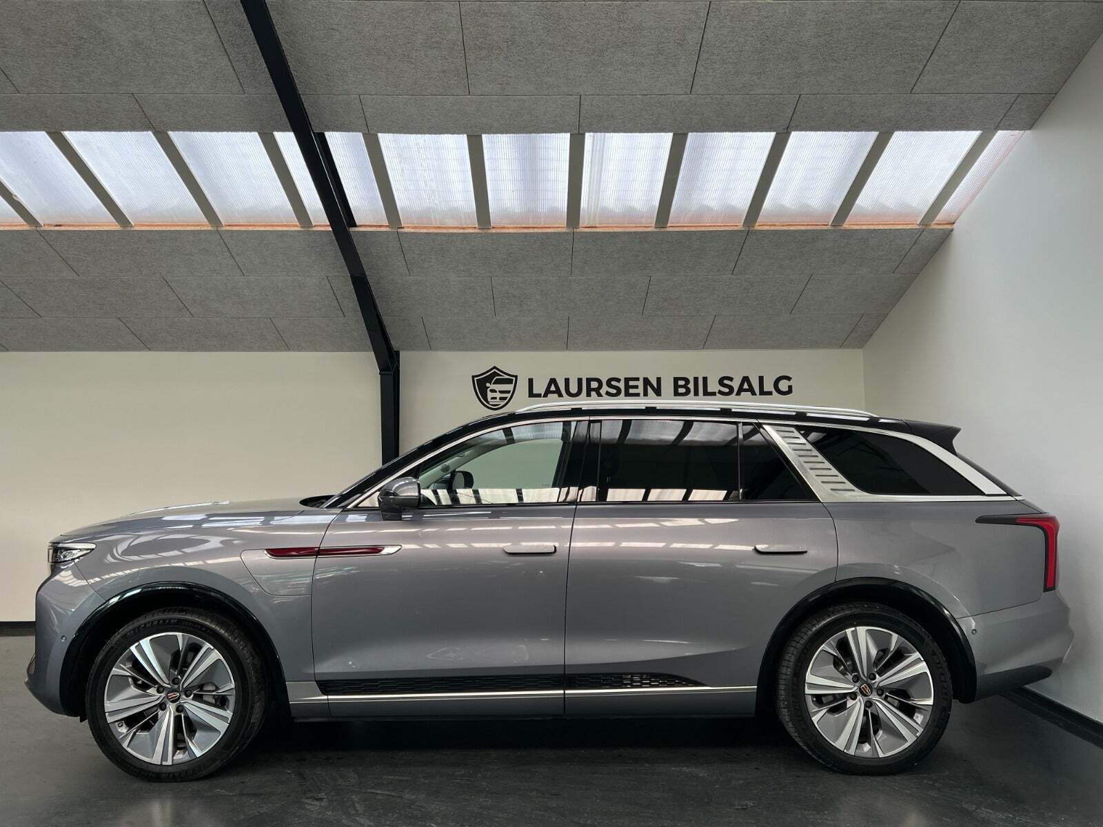 Grå Hongqi E-HS9 fra 2022