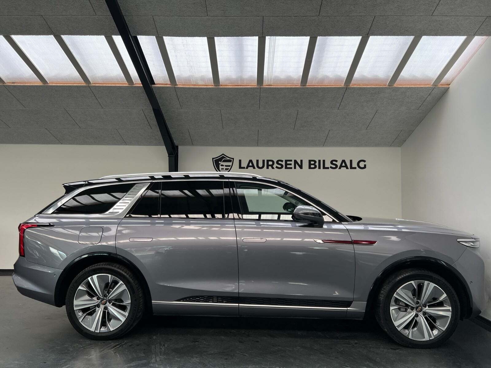 Grå Hongqi E-HS9 fra 2022