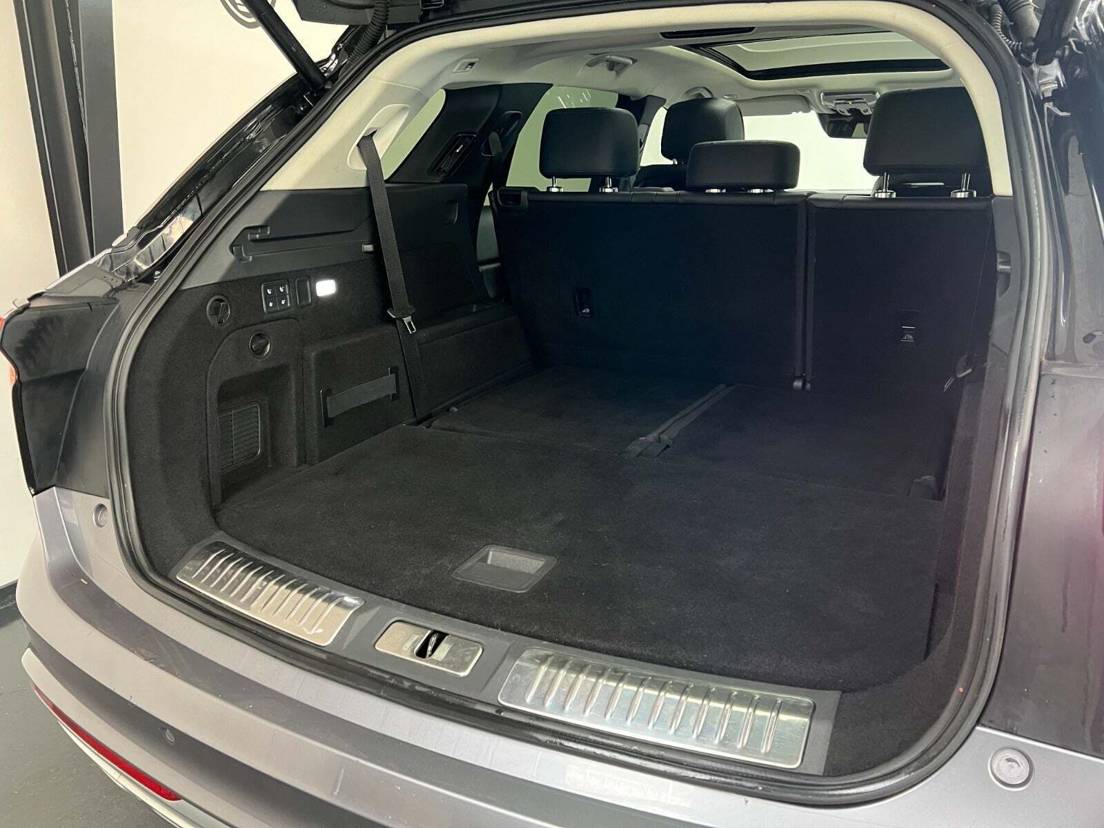 Grå Hongqi E-HS9 fra 2022