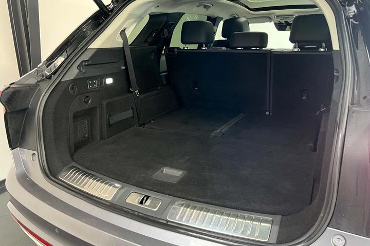 Grå Hongqi E-HS9 fra 2022