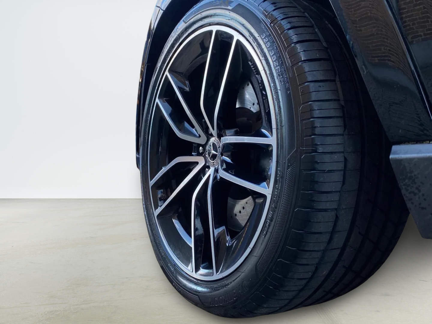 Sort Mercedes GLE580 fra 2021 set udefra