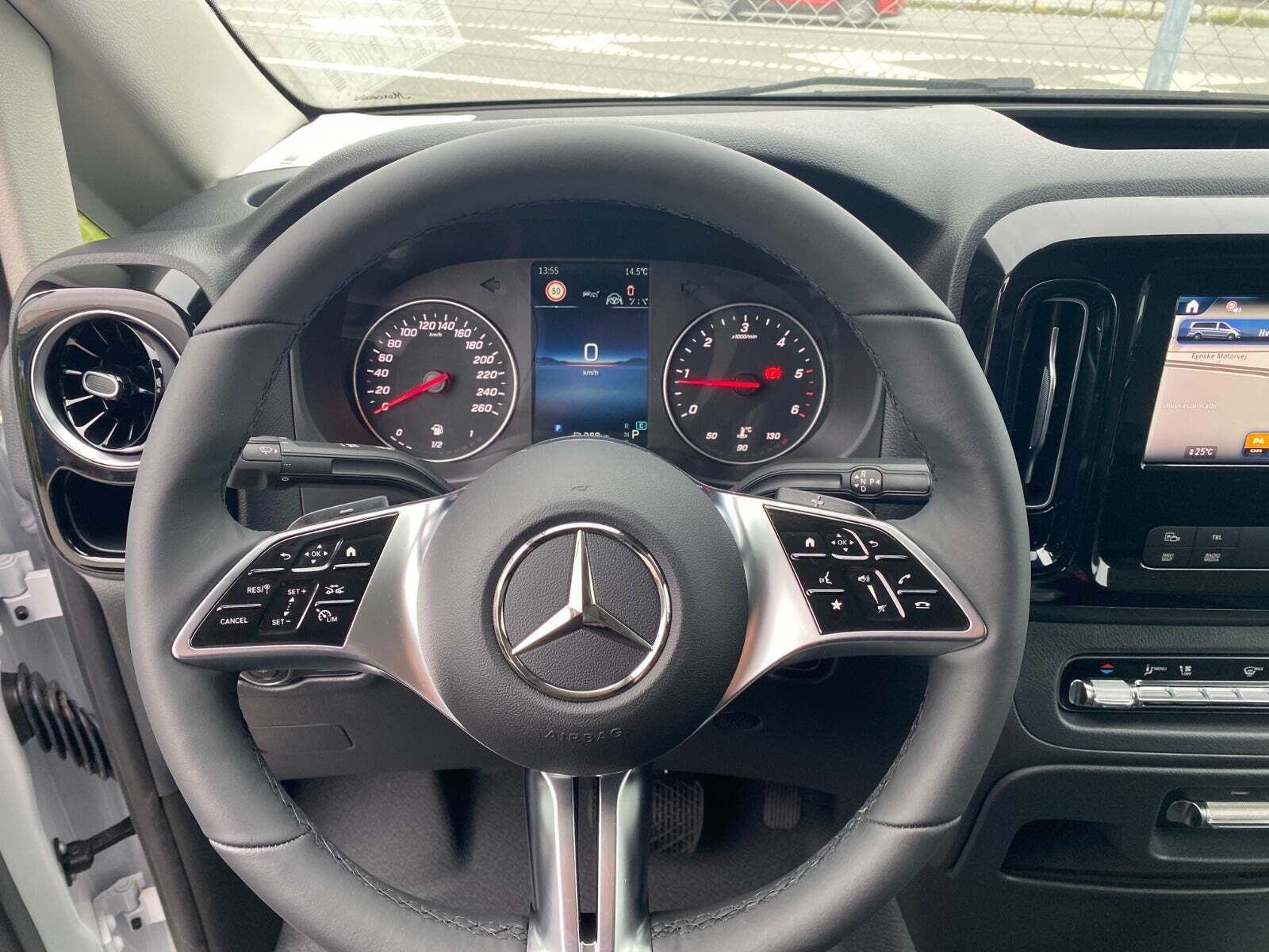 Hvid Mercedes Vito 116 fra 2024