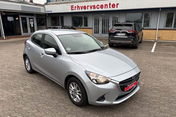 Sølv Mazda 2 fra 2017 set udefra