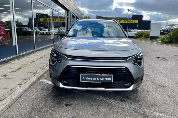 Grå Kia Niro fra 2023 set udefra