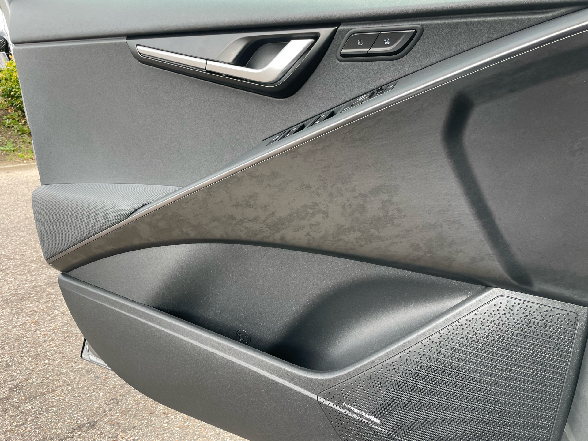 Grå Kia Niro fra 2023 set indefra