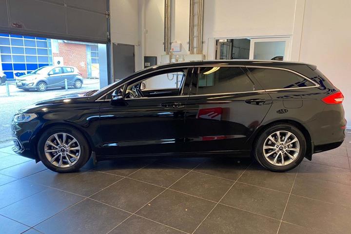 Sort Ford Mondeo fra 2020