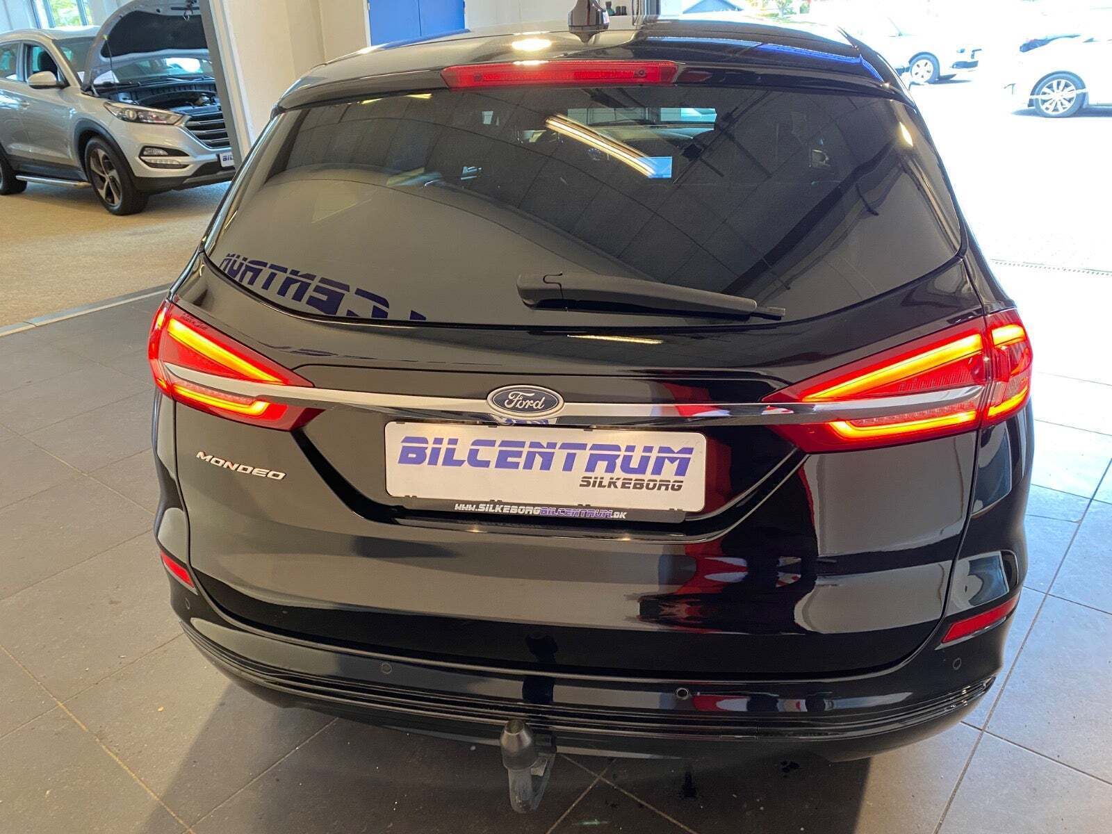 Sort Ford Mondeo fra 2020