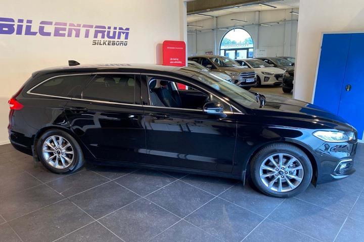 Sort Ford Mondeo fra 2020