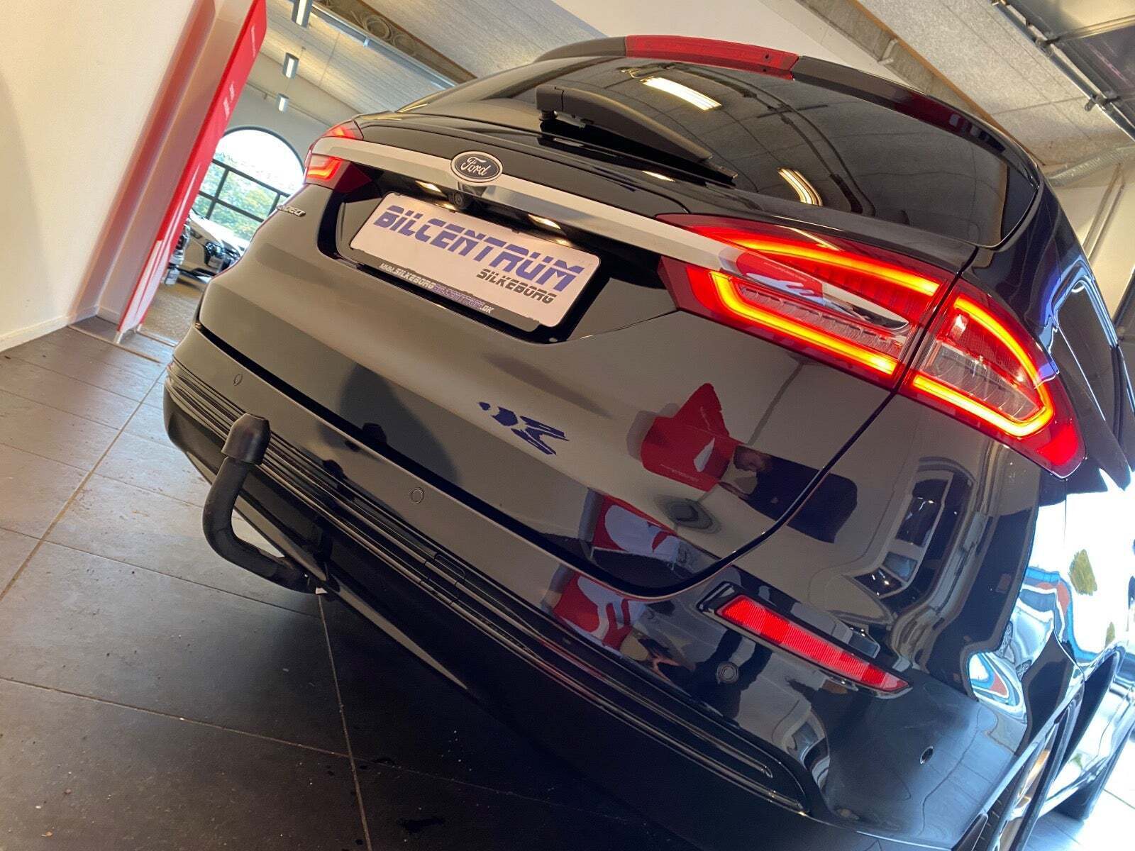 Sort Ford Mondeo fra 2020
