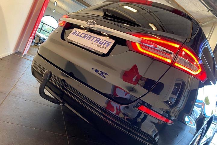 Sort Ford Mondeo fra 2020