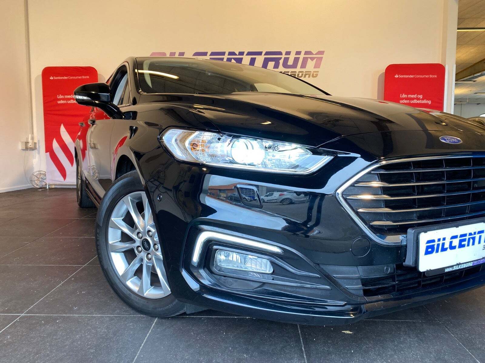 Sort Ford Mondeo fra 2020