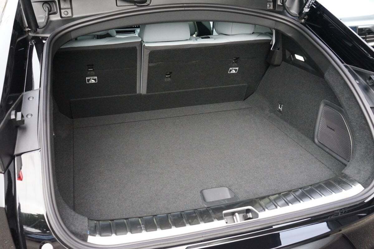 Sort Polestar 4 fra 2025