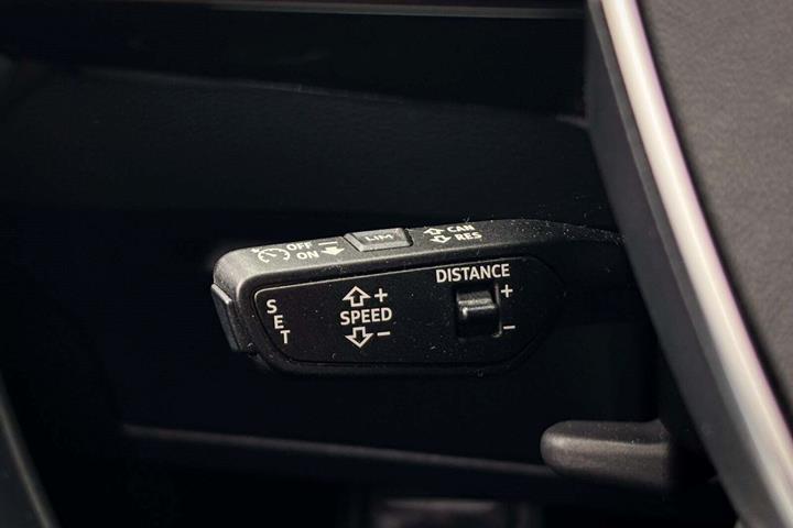 Grå Audi e-tron fra 2022